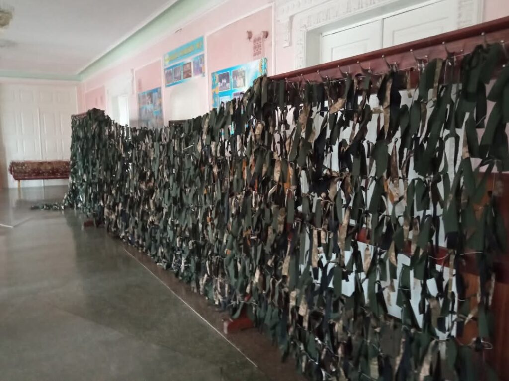 У сільському клубі організували місце для плетіння, приносять тканину, сортують матеріали.