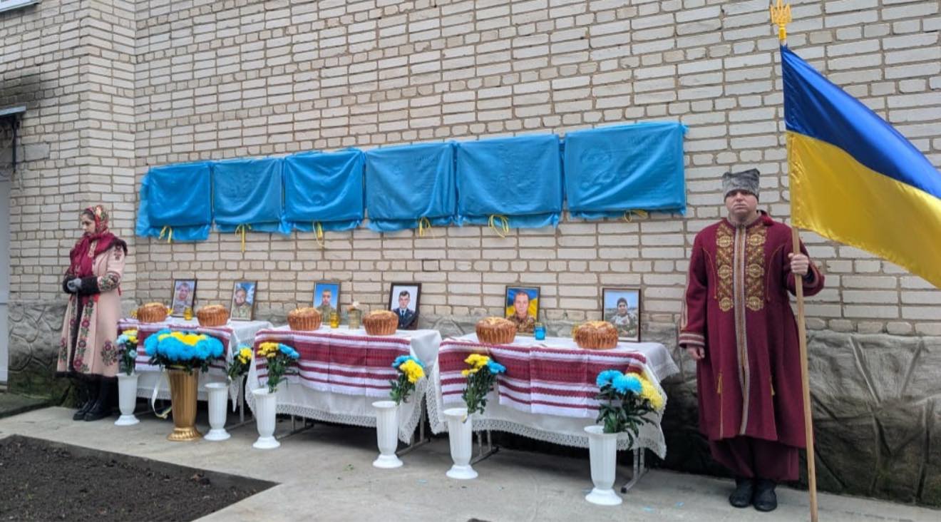 У селі Карбівка Гайсинського району відбулася урочиста церемонія відкриття восьми меморіальних дошок